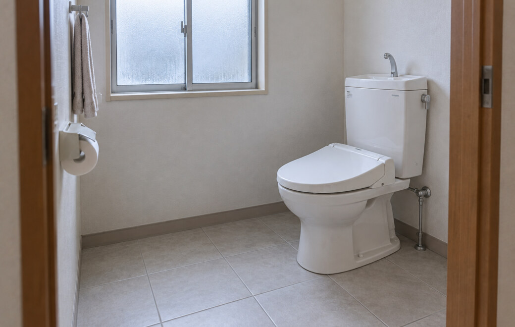 窓と内装を整えたトイレリフォーム後のイメージ